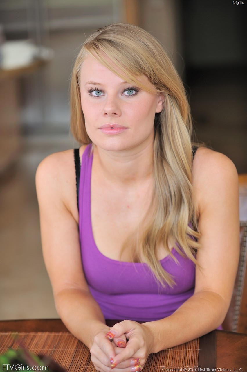 Blondes Mädchen Mit Blauen Augen Steckt Sextoy In Ihre Muschi Nach Dem Ausziehen