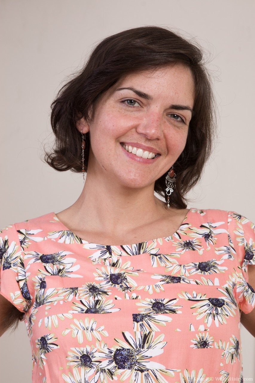 Katie Z Se Déshabille Et Se Masturbe La Chatte Velue Jusqu'à L'orgasme, Brunette Poilue Souriante