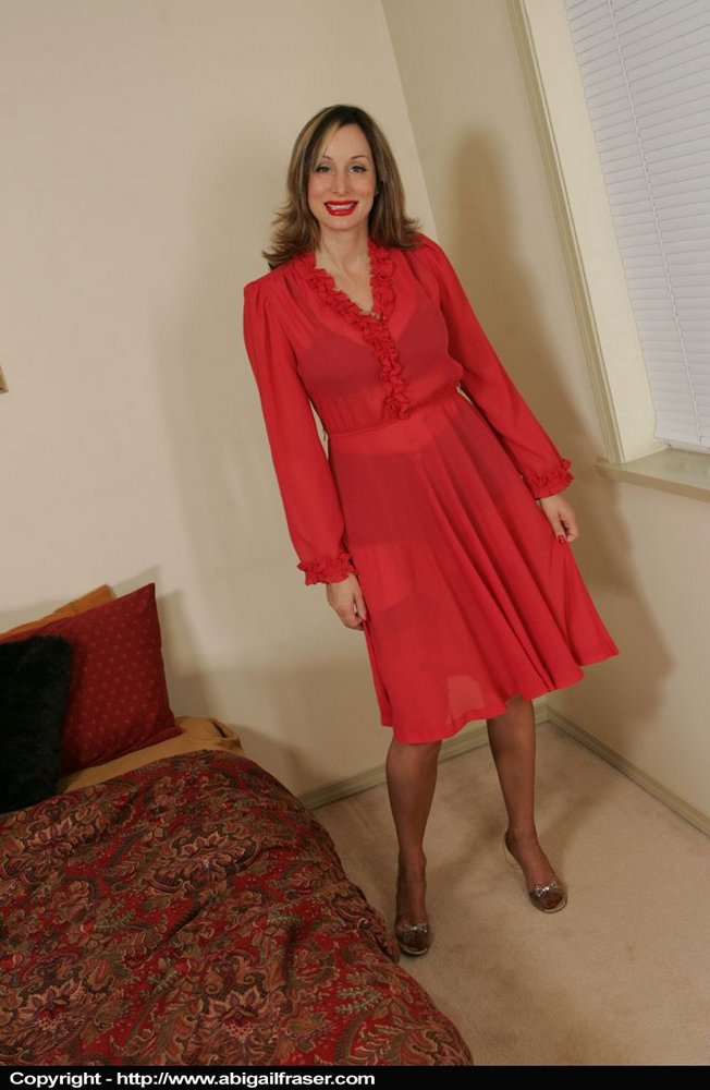 परिपक्व शौकिया अभिगेल फ्रेज़र ब्रा से कड़े स्तन दिखाती है टैन नायलॉन में