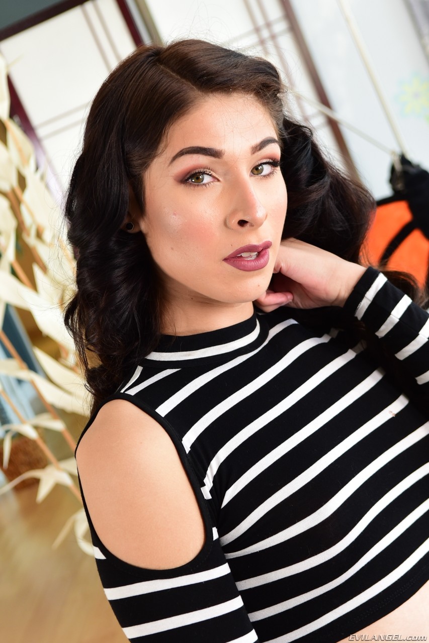 18岁紧身身材棕发变性人展示饥渴臀部与小乳房