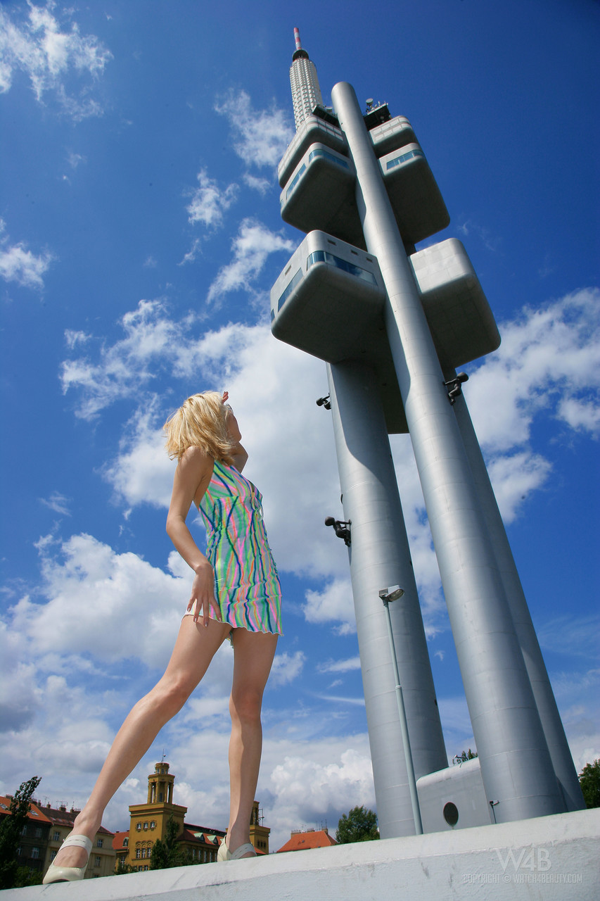 亚洲少女阿格尼丝在调节塔展示她的小乳房和阴道