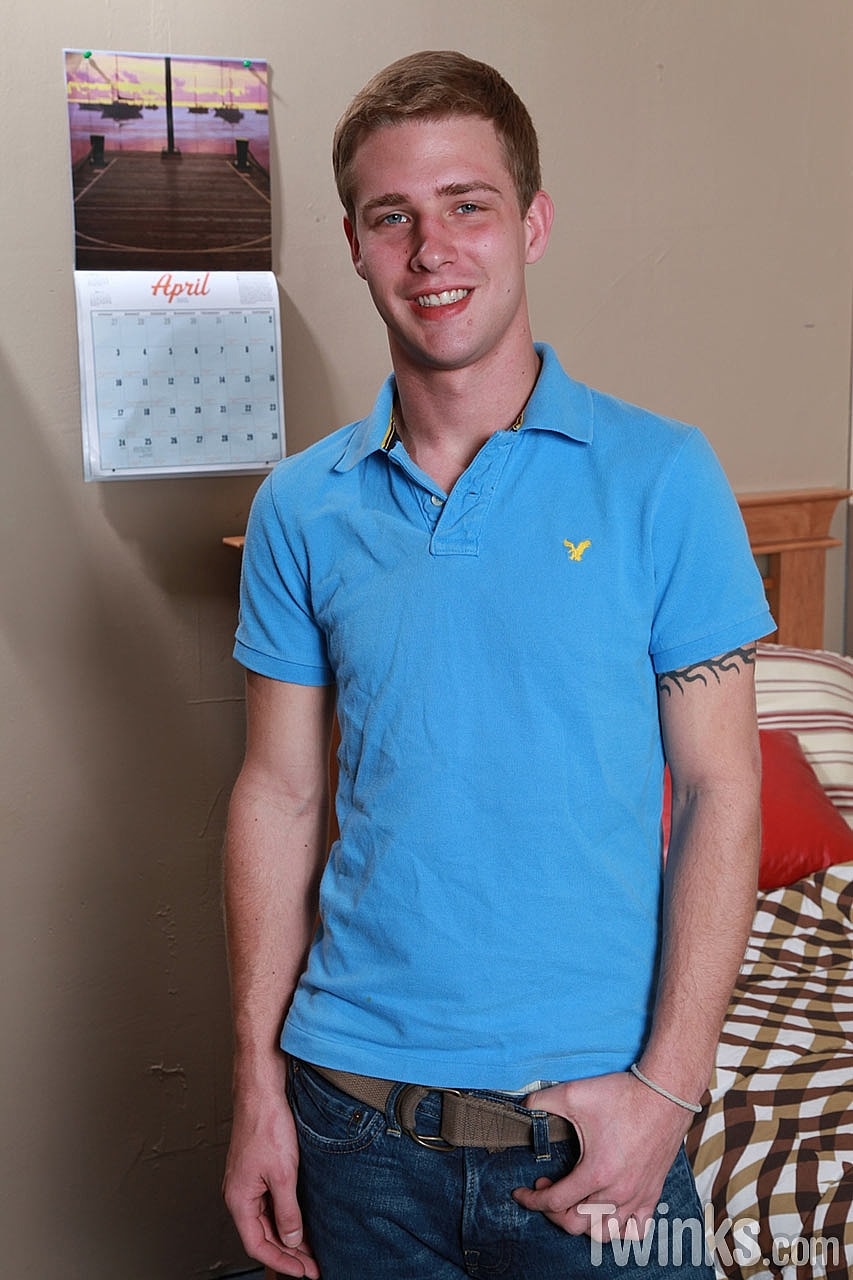 الفتى المثليث الجميل كول يُظهر مؤخرته الكبيرة ثم يُمارس العادة السرية على زبه الصلب