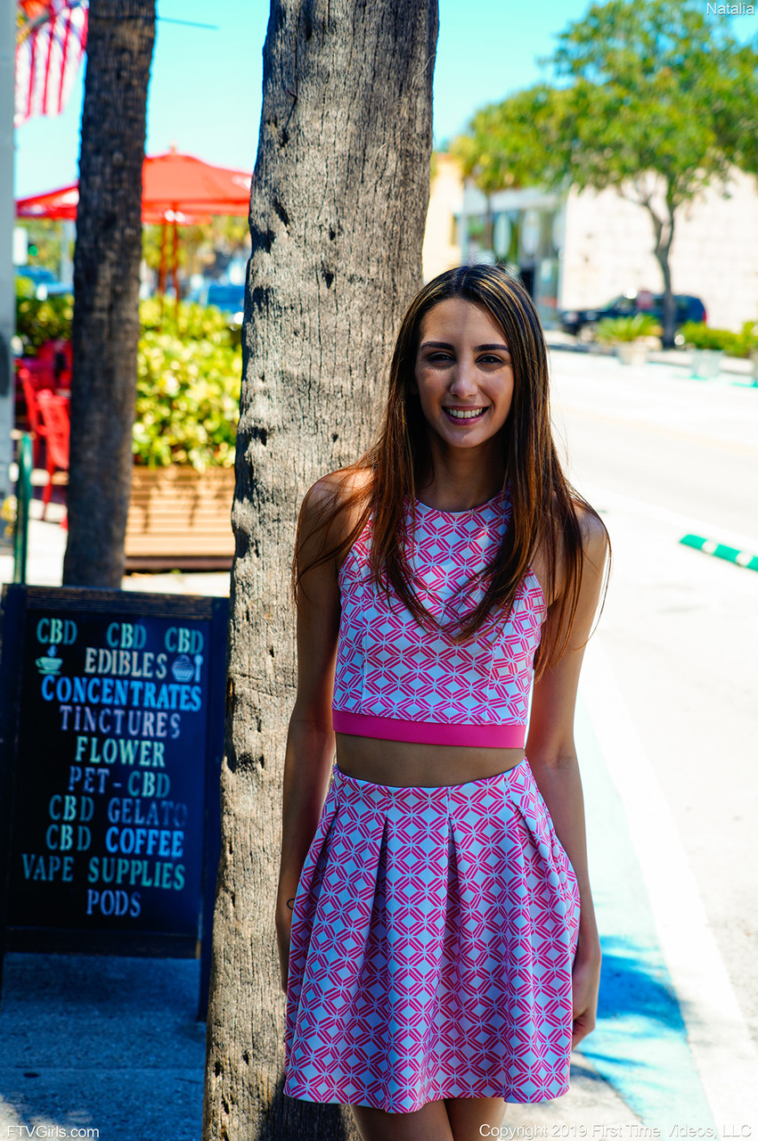 Öffentlich Flashende Brünette Natalia Zeigt Ihre Süße Fotze Im Gepunkteten Rock