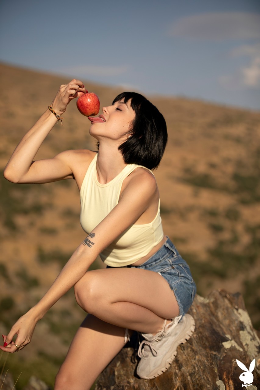 ग्लैमरस सोफिया बाहर पूरी तरह नग्न अपना सेक्सी पतला शरीर दिखाती है