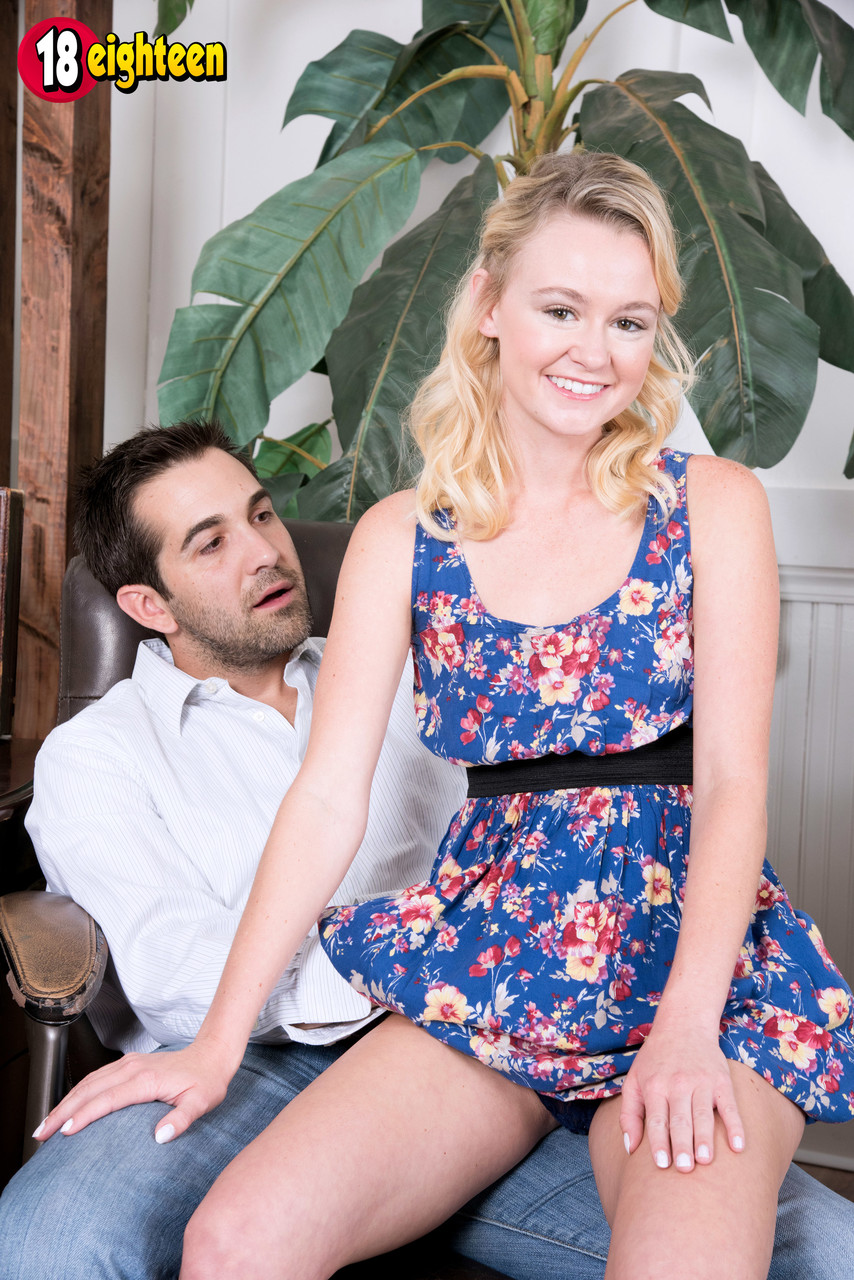 Плоскогрудая Блондинка-Подросток Трахает Отца Своего Парня Пока Не Окажется Вся В Сперме