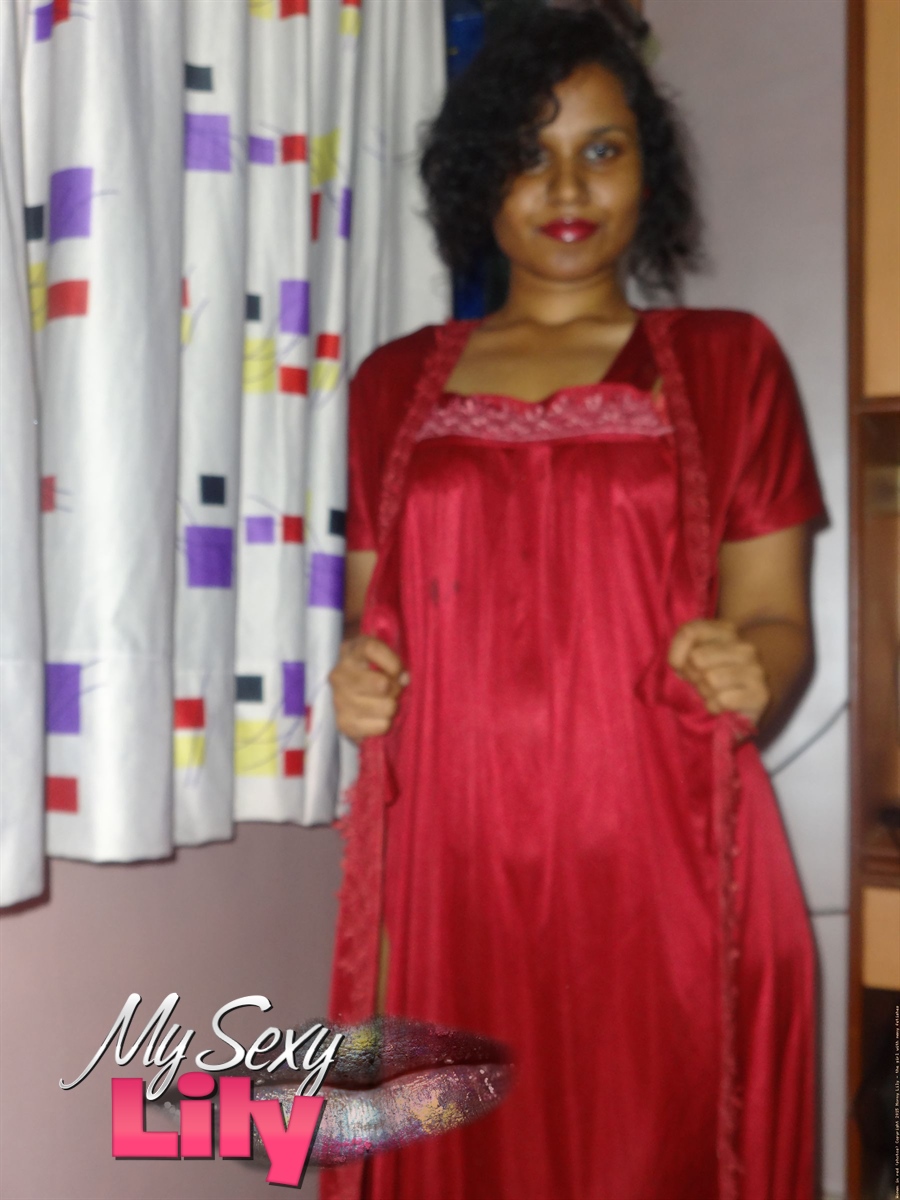 लिली सिंह: देसी महिला लingerie से स्तनों को आज़ाद करने के बाद निप्पलों के साथ खेलती है