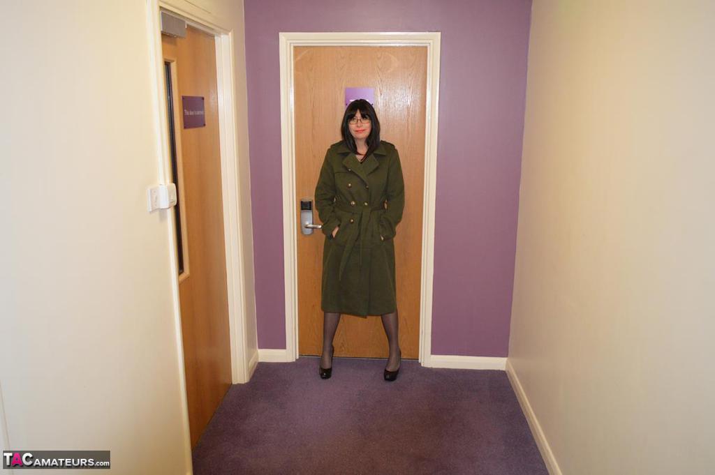 芭比荡妇: 成熟棕发女郎穿着长外套在公共场所暴露