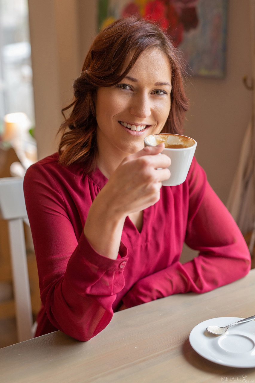 可爱的姜味米娜脱衣并用玻璃玩具抽打她的阴道