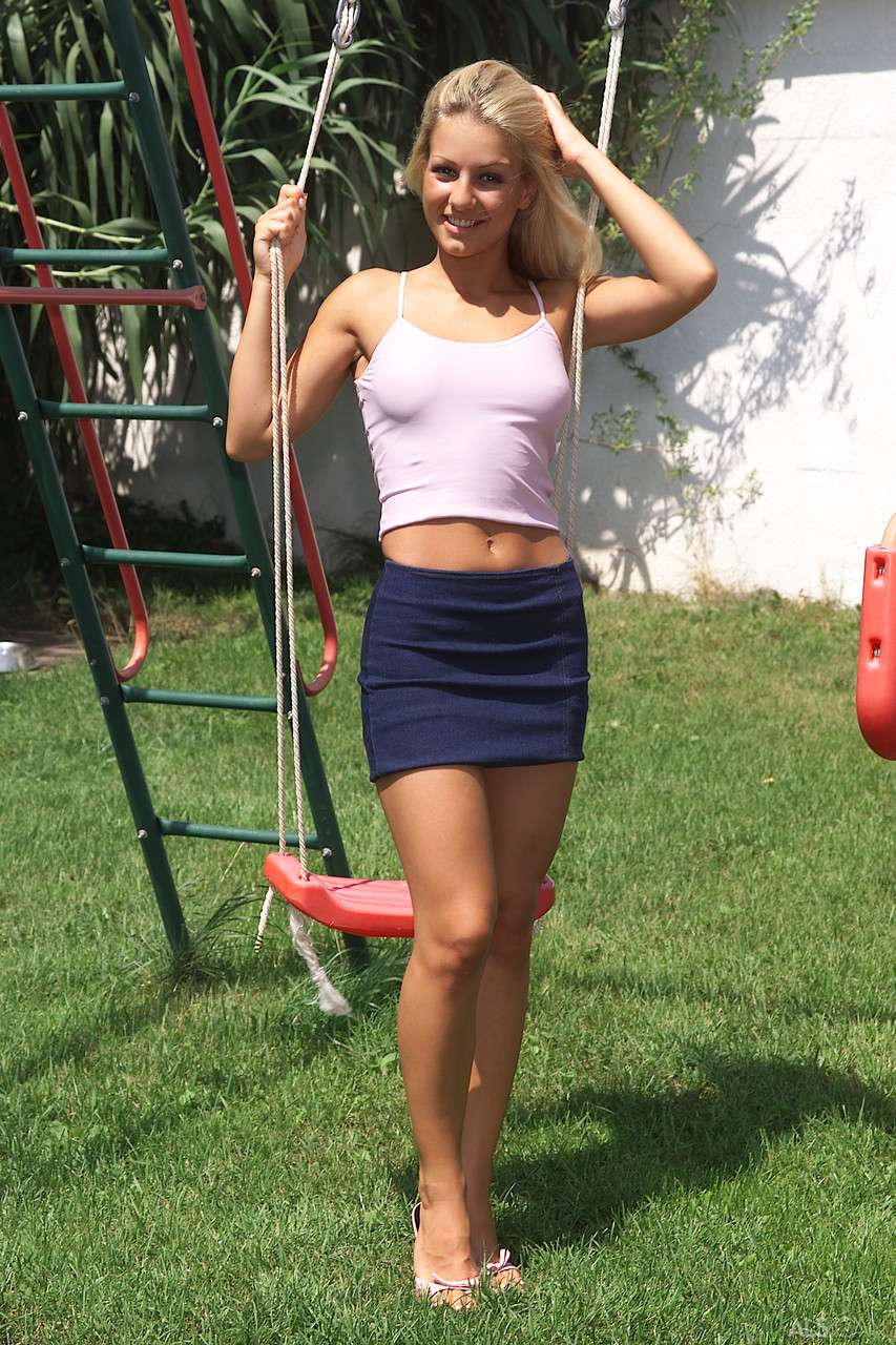 فتاة رشيقة دوري تخلع ملابسها وتمارس العادة السرية مع الخضار في الهواء الطلق