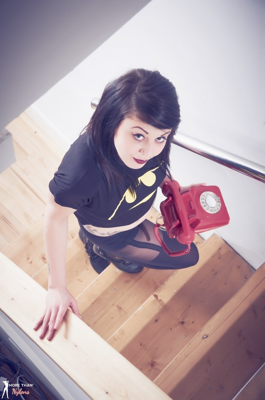 ज़ोई मूर, ग्लैमर मॉडल, सीढ़ियों पर नग्न, रेट्रो फोन का उत्तर देती है