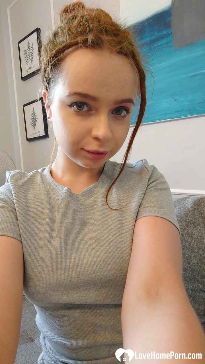 Spielerisches Rotes Amateur-Mädchen Zeigt Kleine Titten In Selfie-Zusammenschnitt