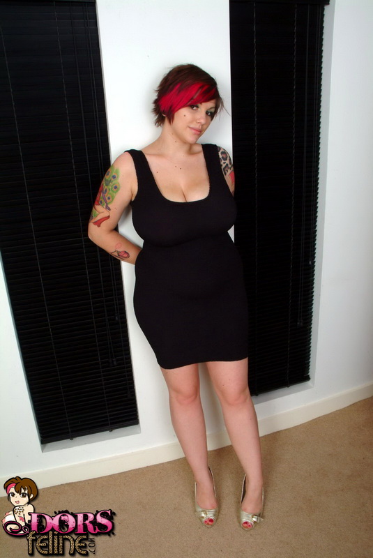 Дорс Фелайн Снимает Платье Чтобы Освободить Большие Сиськи И Развести Ноги