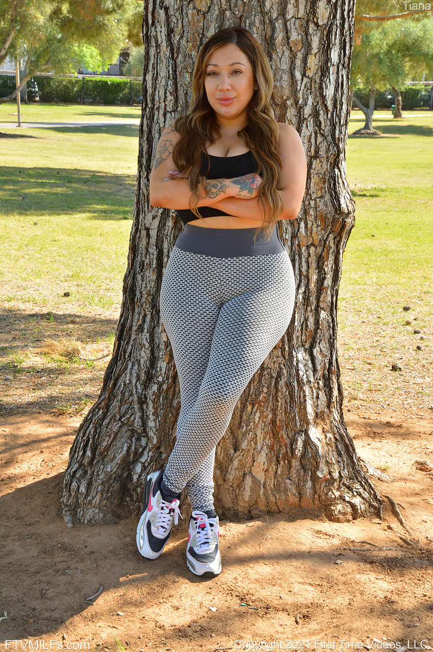 超重业余Tiana蹲在假阳具上展示巨大屁股