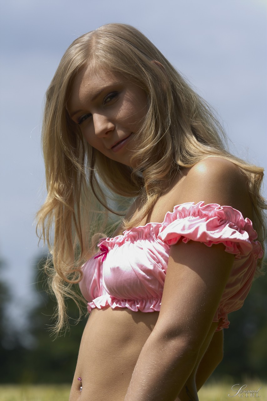 शेरिल नाइट्रो गोरा कटी छेदित स्तन नग्न मैदान में दौड़