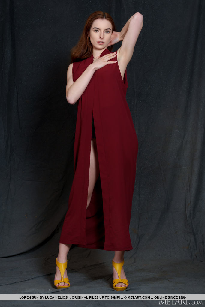 年轻红发洛伦·苏恩穿着高跟鞋自信地摆出裸体姿势