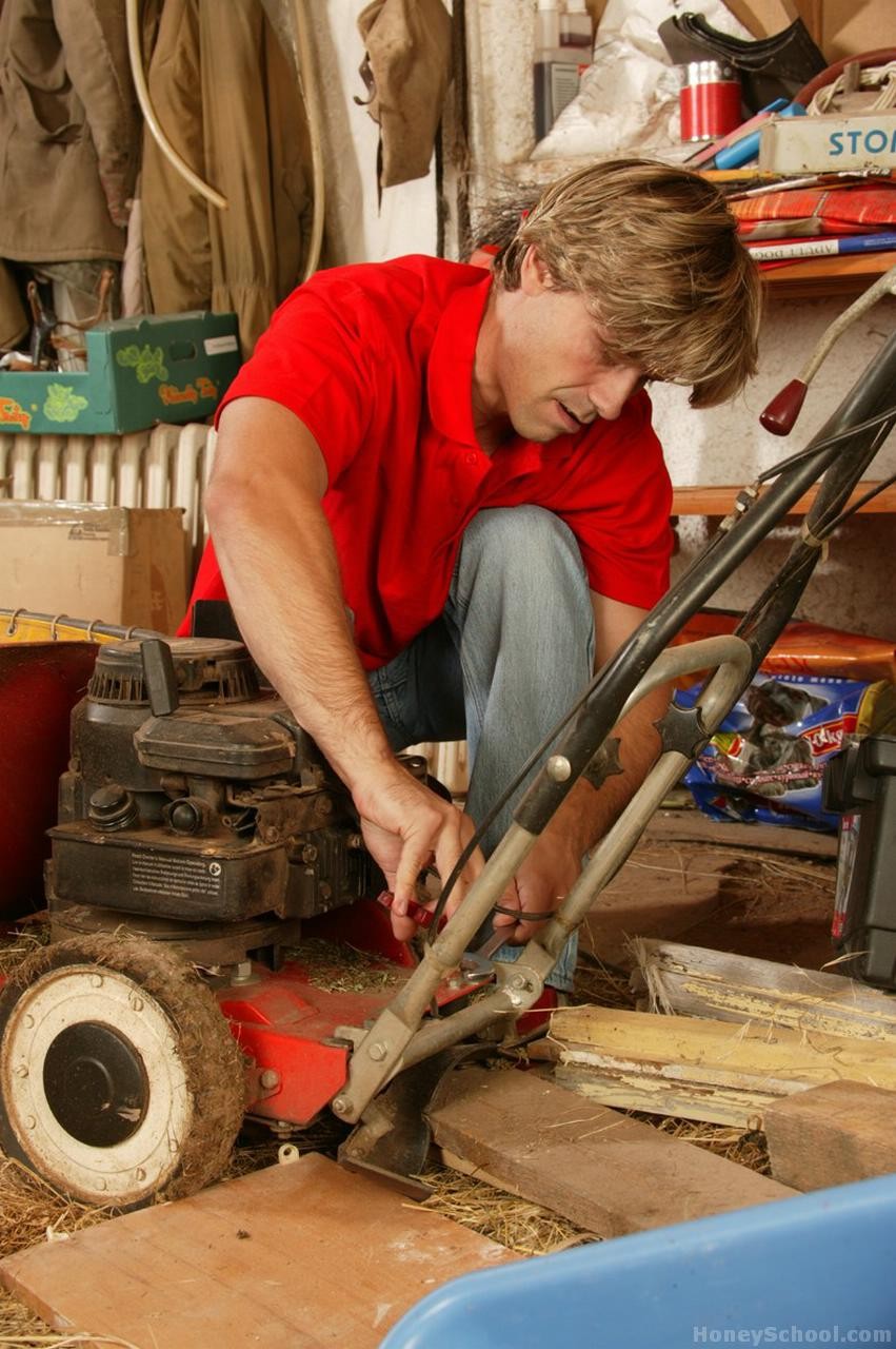 ヴィクトリア・ローズ：ブルネット美女がハードコアセックス後に顔射のために巨根をフェラ