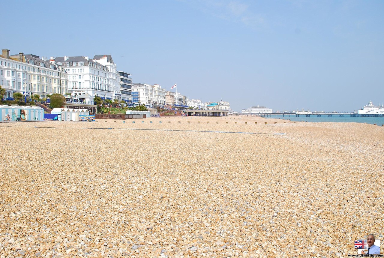 Roxy Foxx Rotes Gesicht Rotes Haar In Stiefeln Bis Zum Oberschenkel Und Netz Zeigt Fleischige Rasierte Muschi