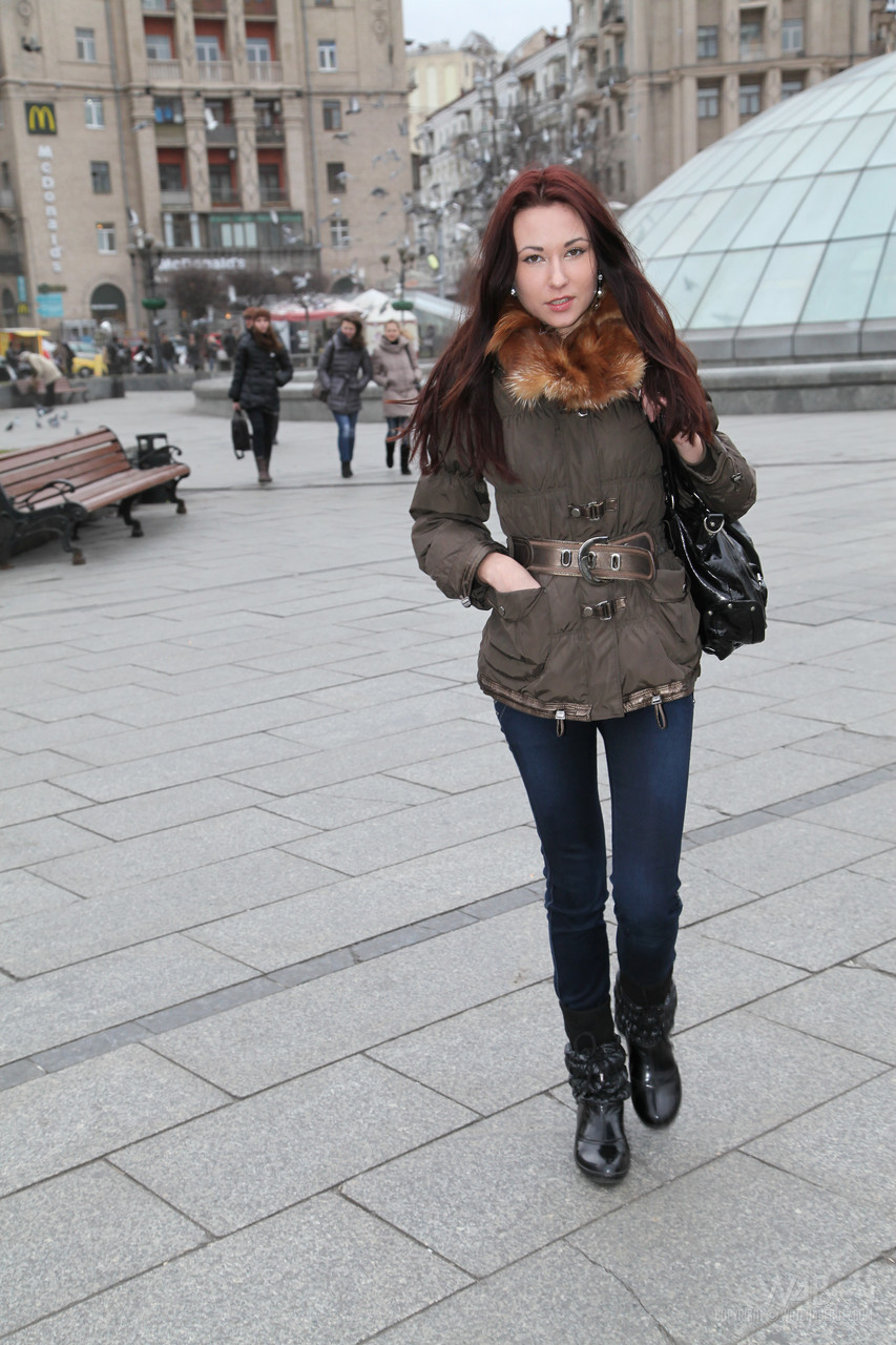 ليلا المبتدئة الحمراء تخلع الجوارب البيضاء وتفتح فرجها