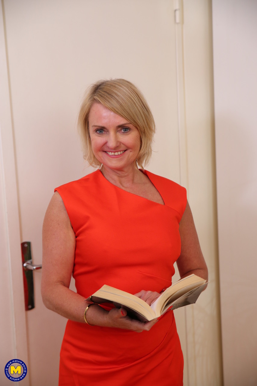 金发业余女郎脱至尼龙袜和吊袜带进行PTM行动