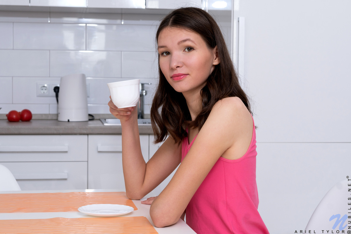 المراهقة النحيفة آرييل تايلور تكشف صدرًا مسطحًا وتفتح الشفرين