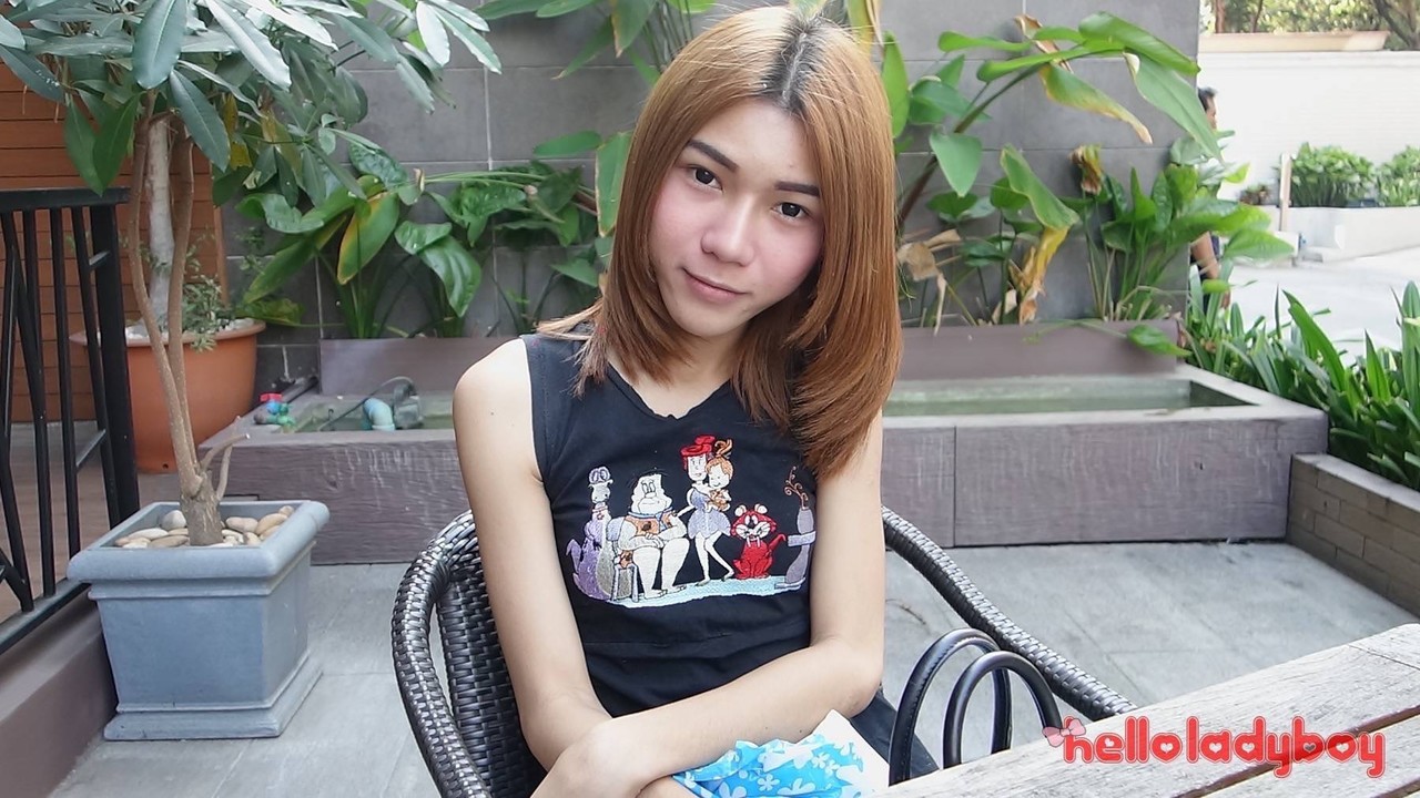 Femme Asiatique Timide Ladyboy May Posant Habillée Et Toute Nue En Solo