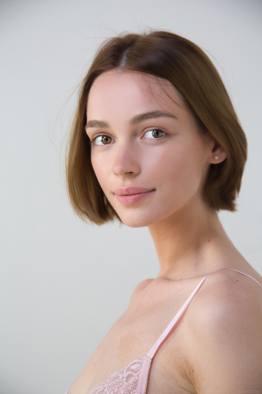 艾米·莫洛科, 迷人的乌克兰美女, 独自抚摸她的大胸部和光头阴户