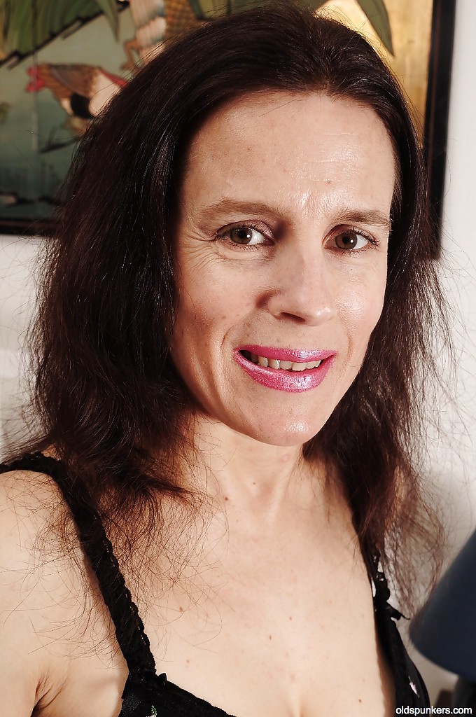 マリー クローズアップ ポージング シーン 熟女 淫乱 毛深い 膣