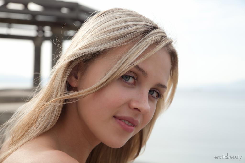 युवा गोरी लुसिआना A बालकनी पर नग्न अपस्कर्ट साहसपूर्वक दिखाती है