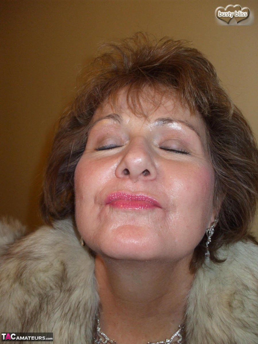 巨乳的业余妈妈与年轻的情人在床上发生性行为