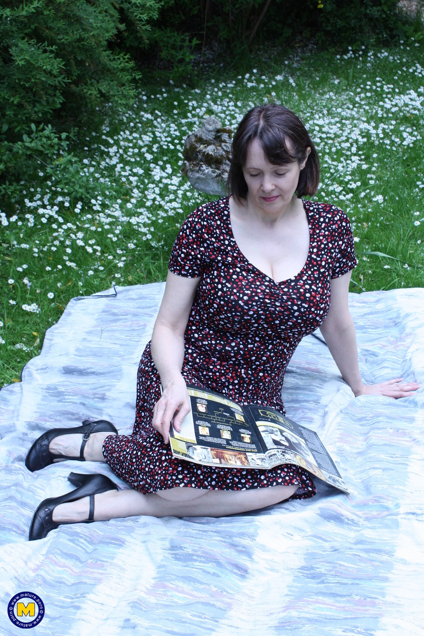 زوجة بريطانية ممتلئة تايغر تُقحم من قبل رجل وسيم في نزهة