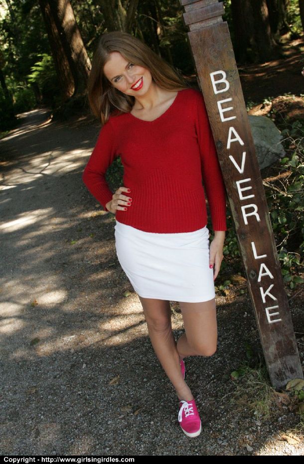 穿着尼龙长袜的惊人可爱宝贝在户外脱衣