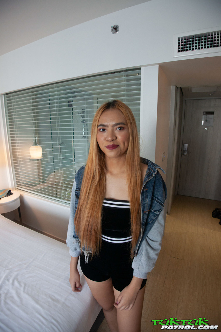 小柄なアジア人素人ソーダが脱衣し寝室セックス後に中出しされる