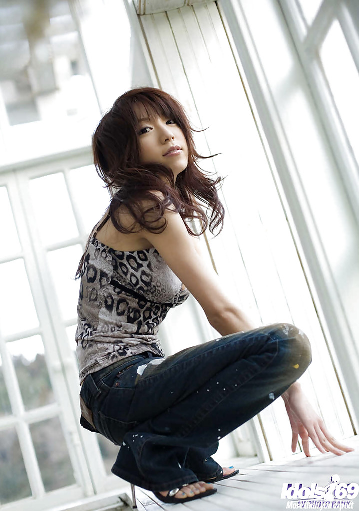 Jeune Asiatique Séduisante Kanako Tsuchiyai Enlève Ses Vêtements