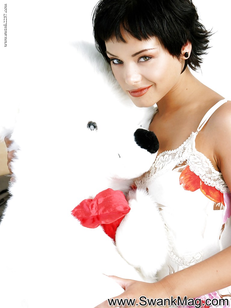 छोटे स्तन भूरी बालों वाली सुंदरता कपड़े उतारकर पैर फैलाती है