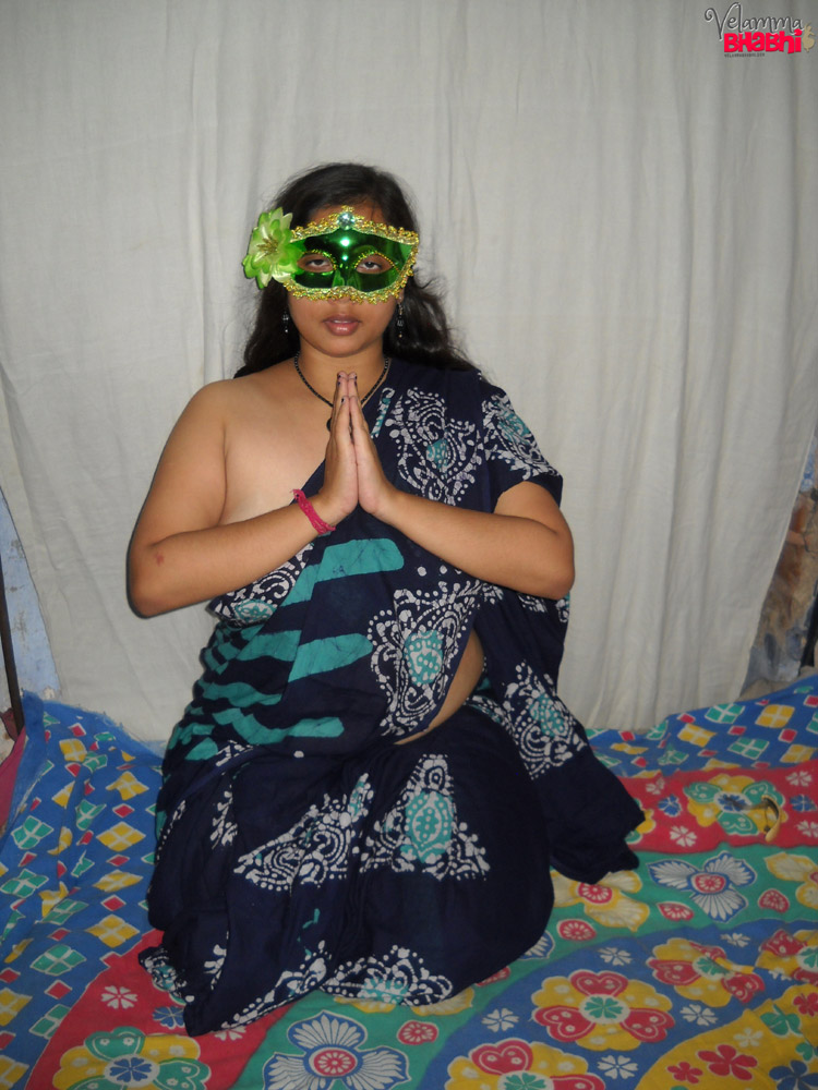 マスクをして脱衣した後、ジューシーなぽっちゃりインド人女性が裸の乳房を隠す