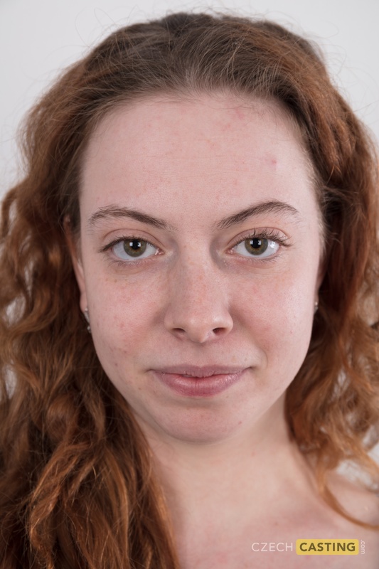 Veronika Sonríe Mientras Se Desviste Totalmente En El Taburete