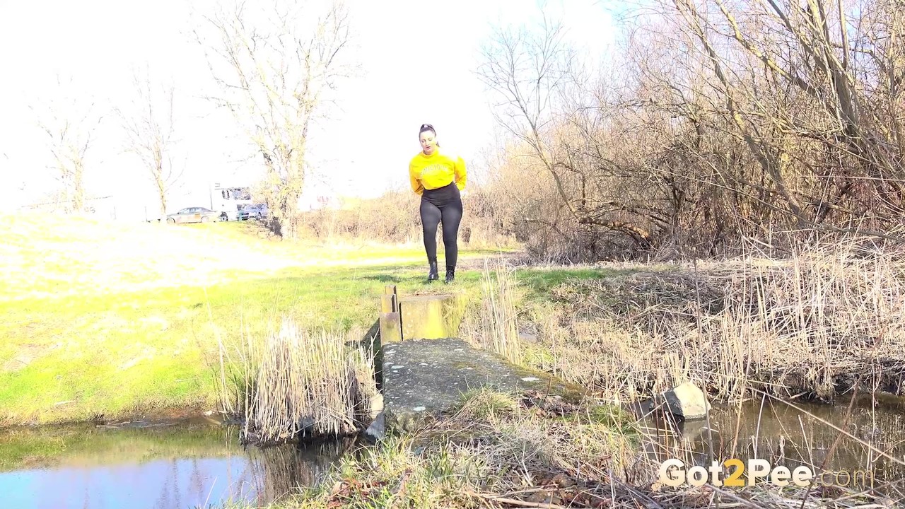 白人娘ニコレット・ノワールが池のそばで切迫したおしっこをする
