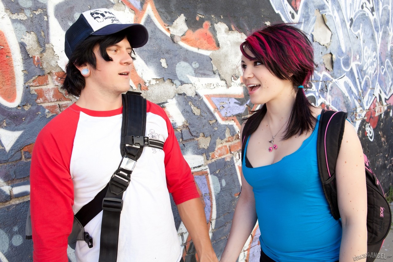 Azure Maddox Gibt Einem Schulverweis-Beamten Einen Versauten Jungen Blowjob Für Schweigen