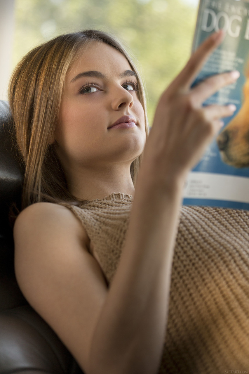 苗条少女 Lexie Fox 缓缓脱下内裤 展示小穴