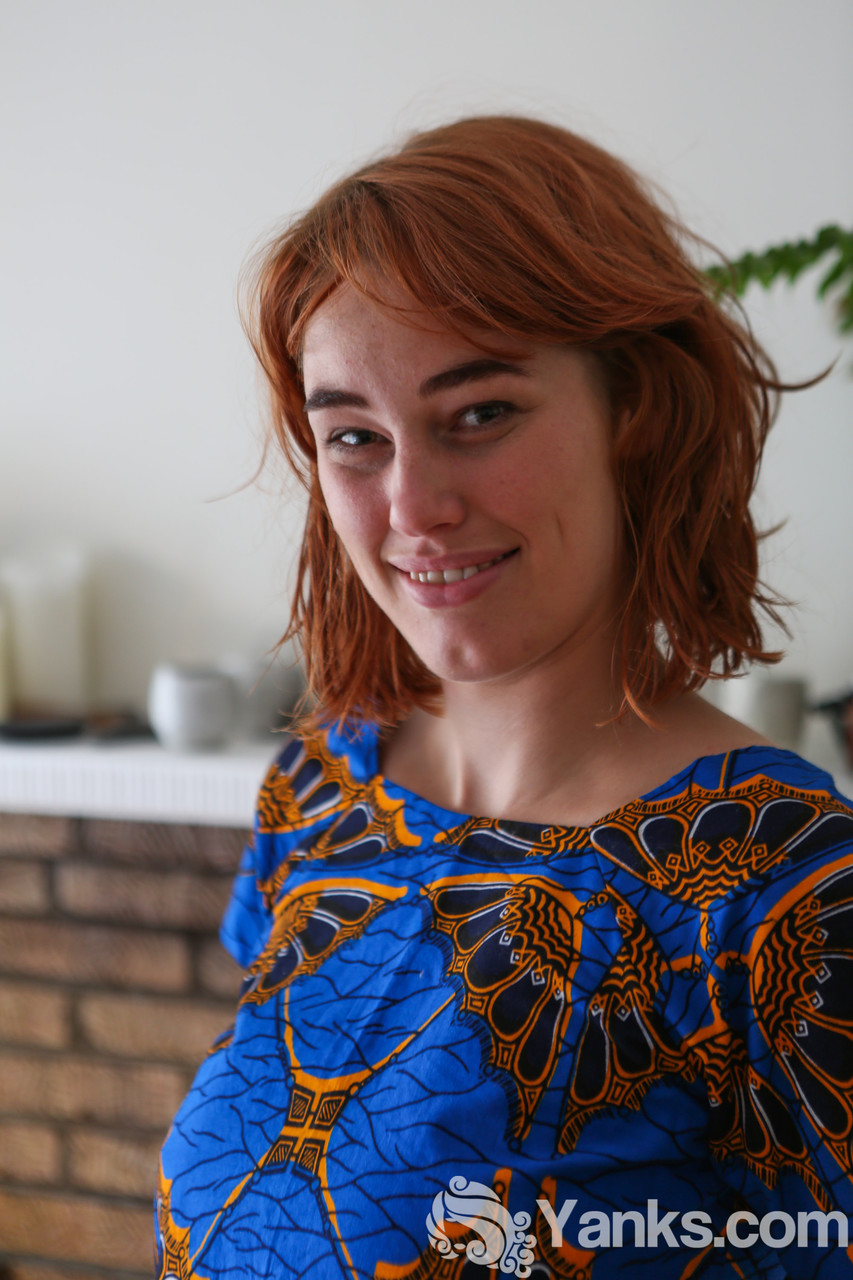 الشارحة الطبيعية مولي بROAD تنتزع ملابسها وتفرك مهبلها