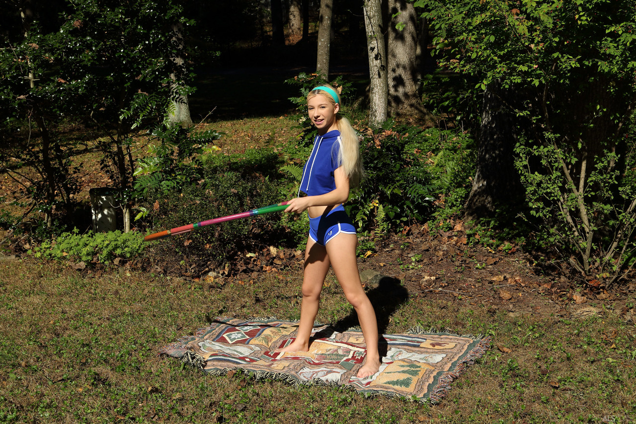 छोटी लचीली किशोर केंज़ी रीव्स योग के बाद बाहर मास्टरबेटिंग