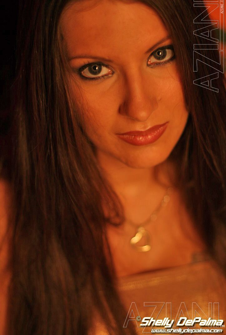 Shelly Depalma 裸露自己，撒尿和揉搓穿孔阴蒂