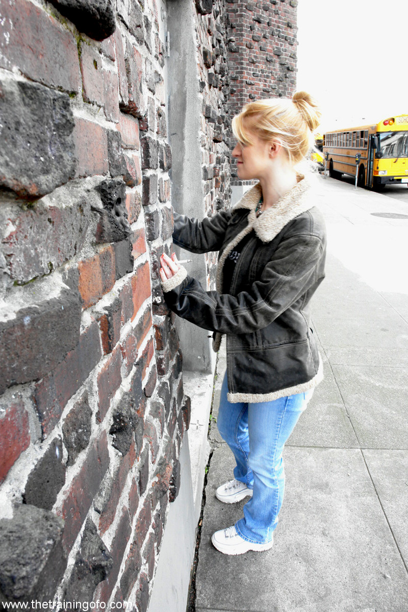 O的训练：Tawni Ryden在BDSM奴隶照片中的裸体