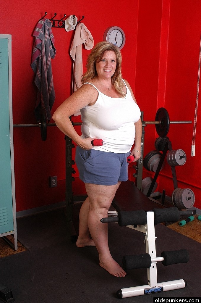 ديدرا الناضجة العارية تستمني مهبلها السمين