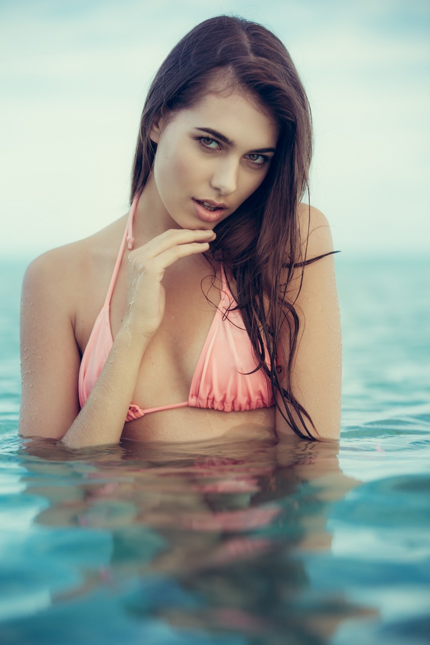 美丽的黑发女郎卡翠娜·皮尔斯在户外裸体摆姿势 小胸部