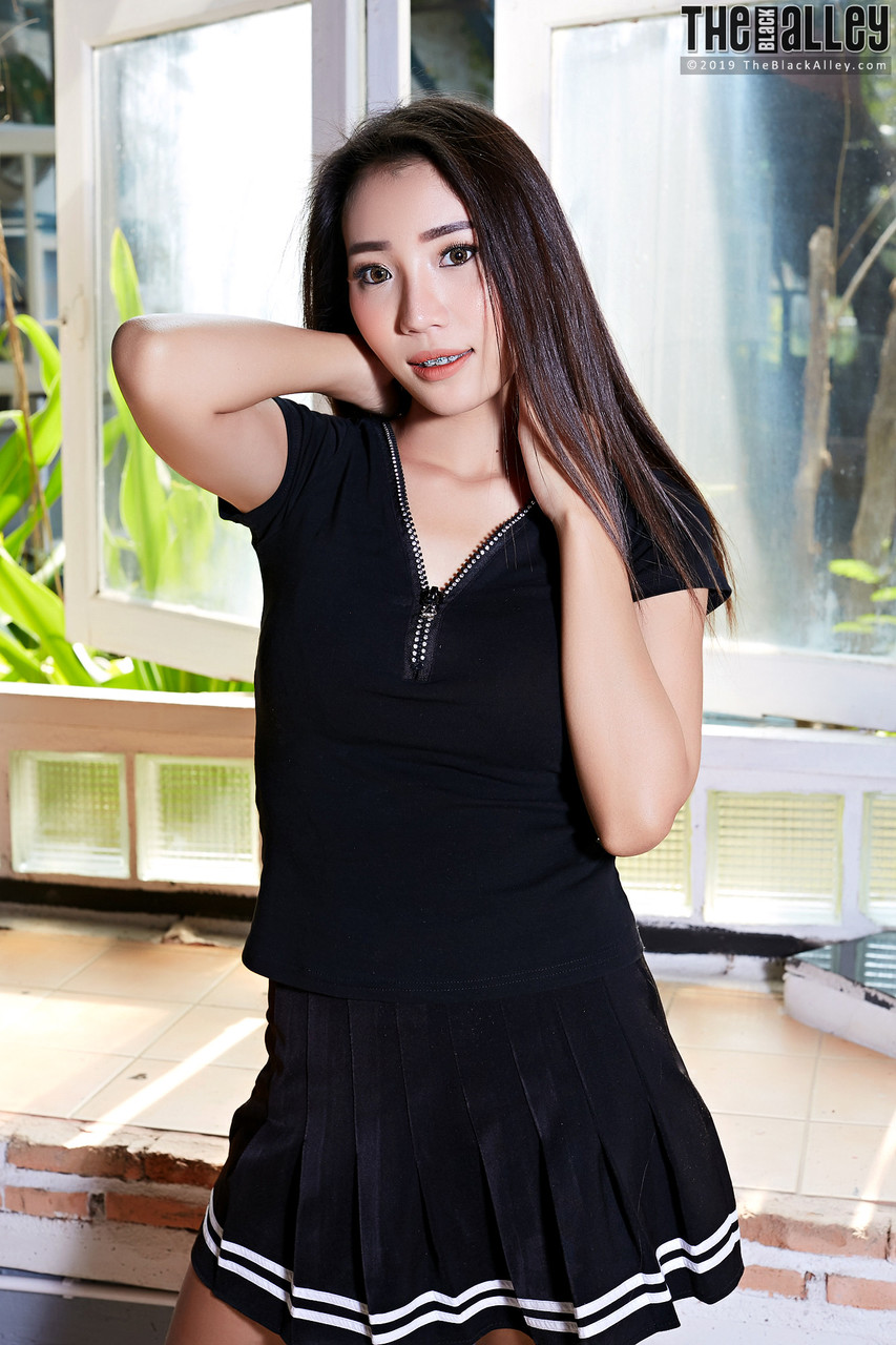 Solo Adolescente Asiatique Farin Exhibe Ses Gros Seins Refaits