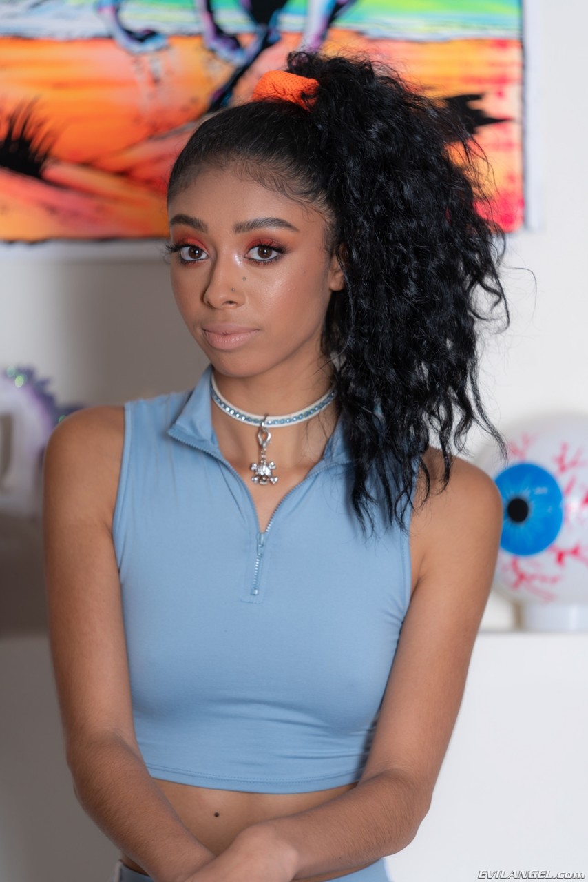 Jeune Ébène Jada Doll Fait Une Gorge Profonde Avec Une Bite Blanche Et Prend En Levrette