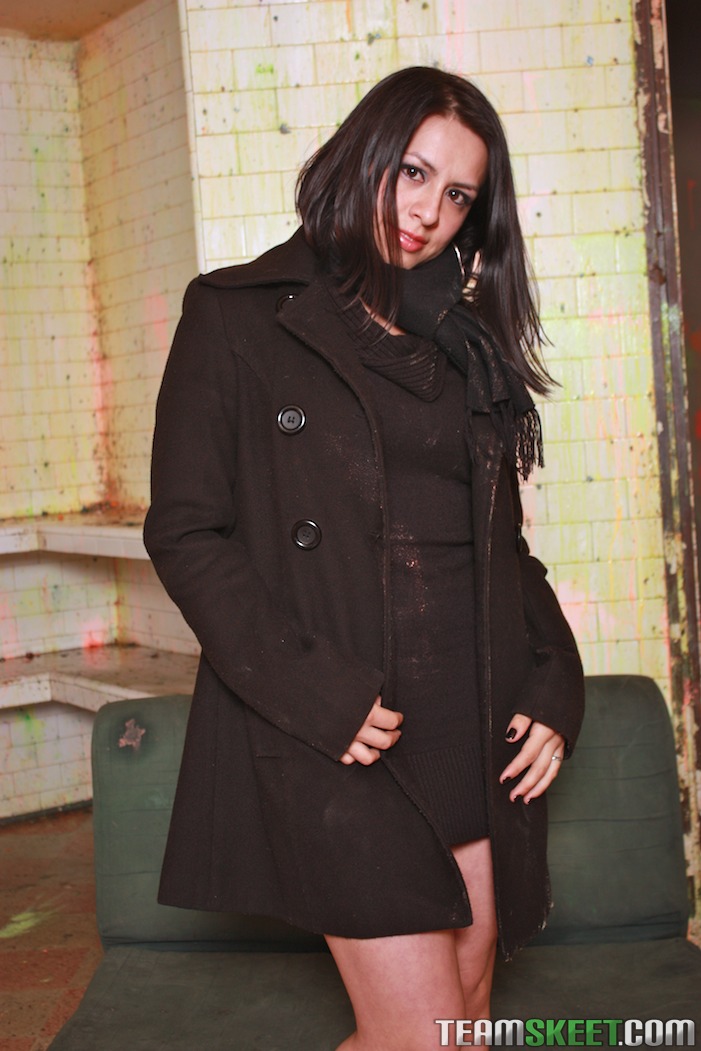 黑发女孩琳达·尼维斯脱衣后展现大屁股