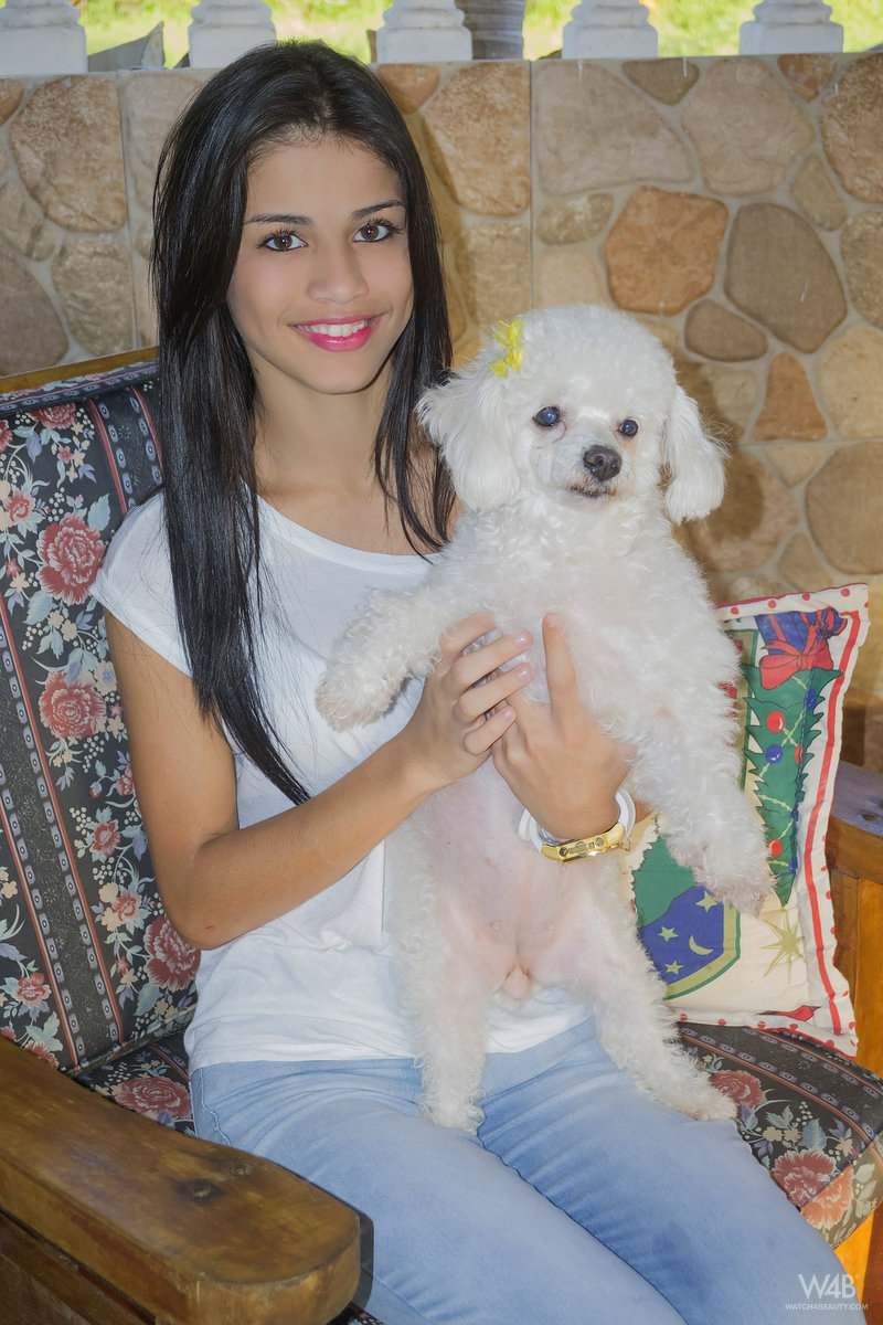 सेक्सी लातीना किशोरी डेनिस गोमेज़ छेड़ने के बाद बिकिनी टॉप उतारती है