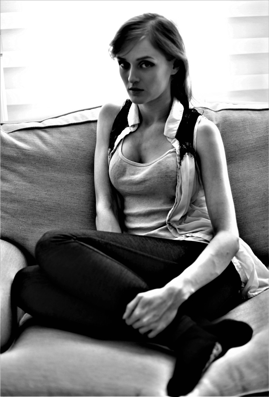 性感英国业余模特展示她穿着性感蕾丝内衣的自然身材